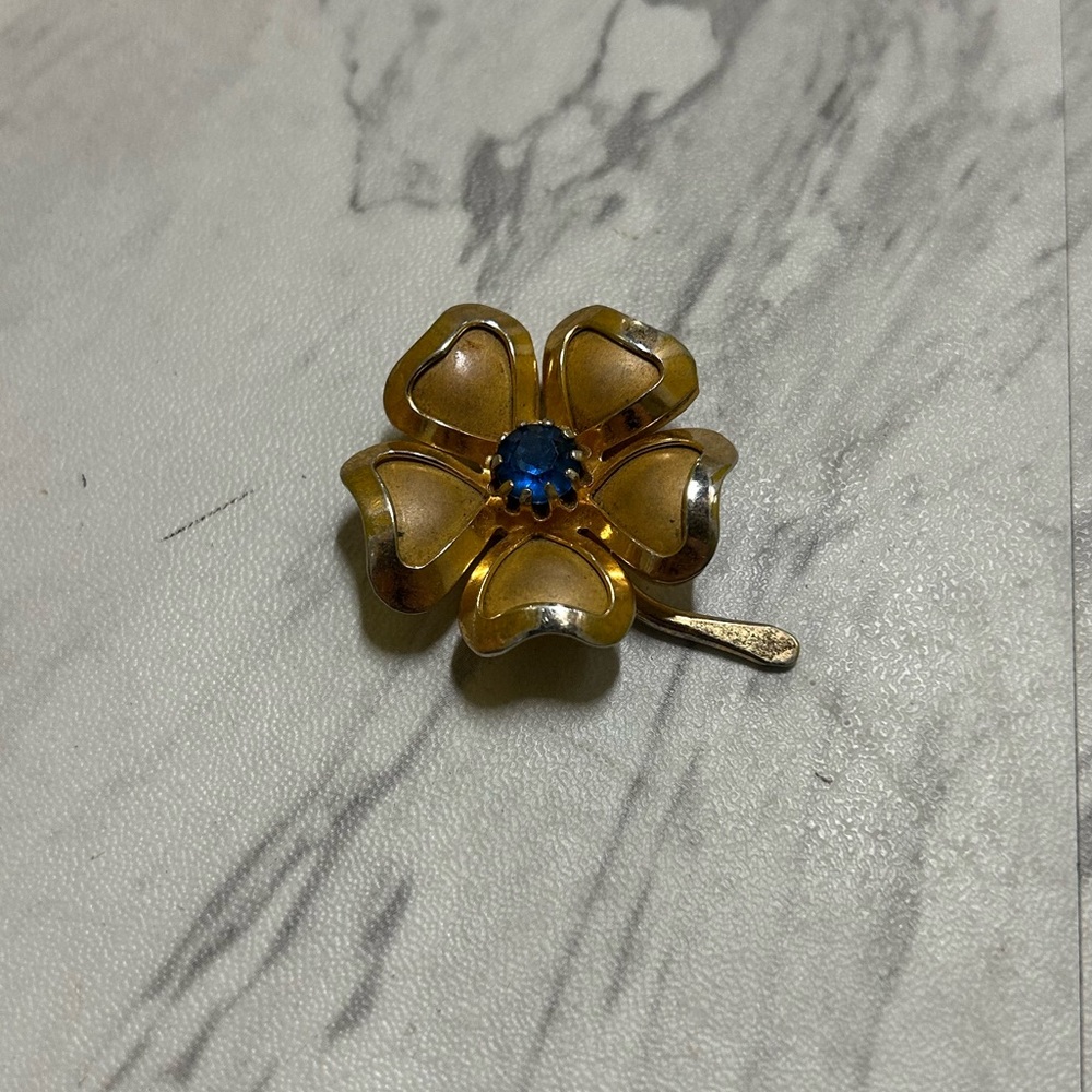 vintage signed Coro floral brooch/pendant. 1950s. Gold Tone Rhinestone.